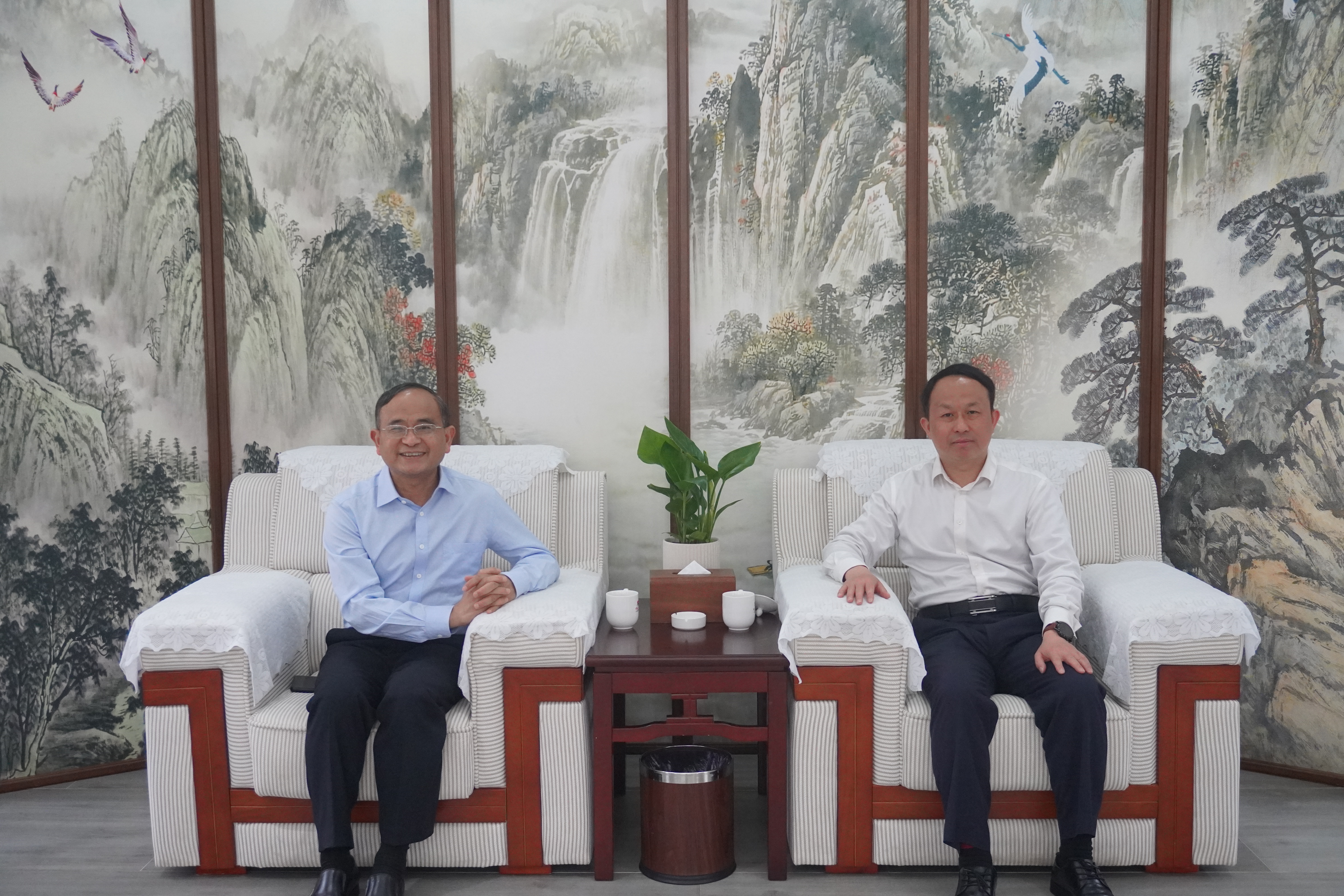 宜春學(xué)院黨委書記李國金一行赴萬載調(diào)研交流
